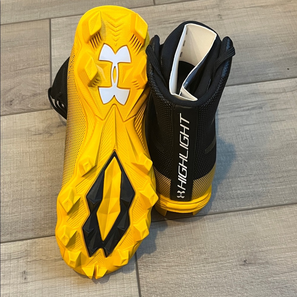 Under Armour Kids 4Y Football Cleats in Black and Yellow Gradient - Picture 4 of 5